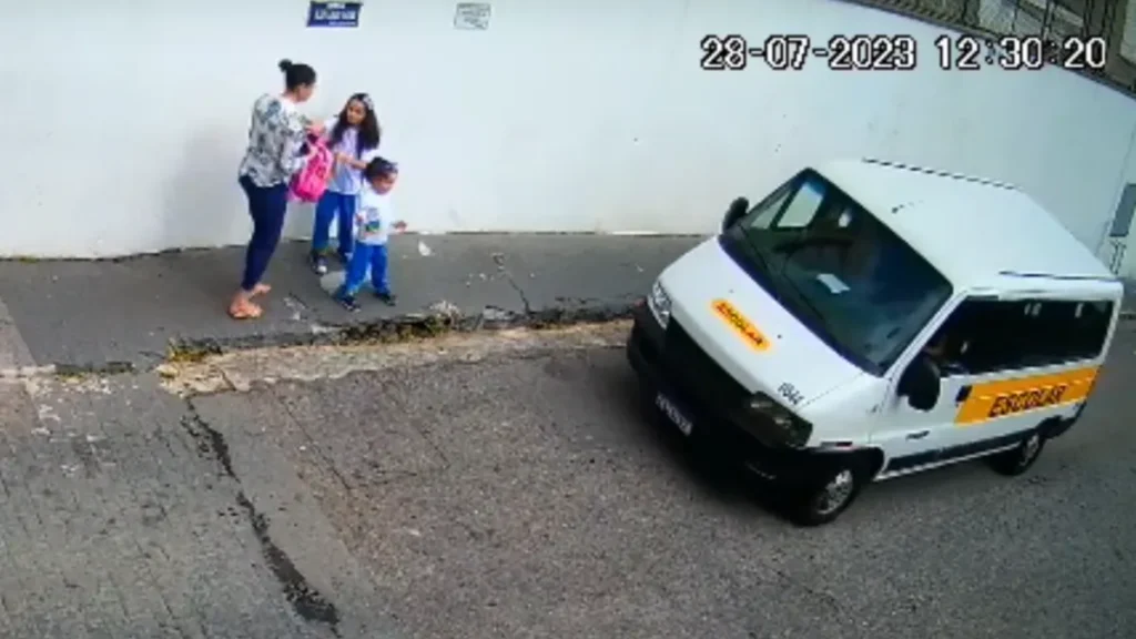 Escola é punida após criança de 4 anos ser esquecida em van