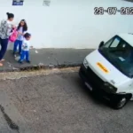 Escola é punida após criança de 4 anos ser esquecida em van