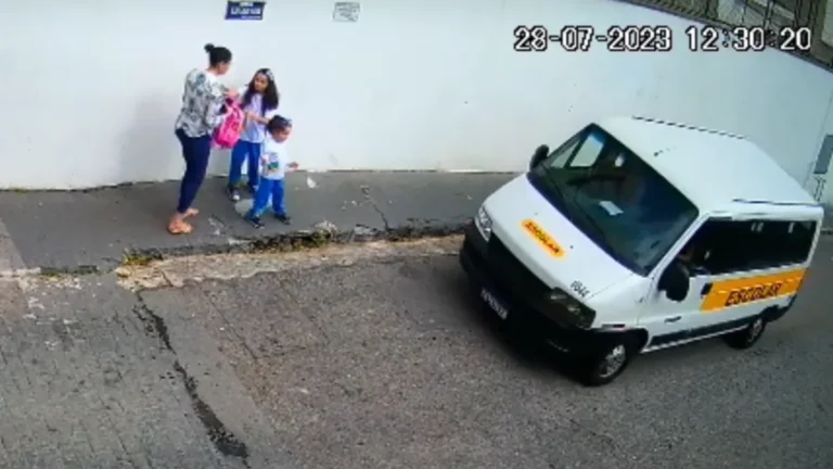 Escola é punida após criança de 4 anos ser esquecida em van