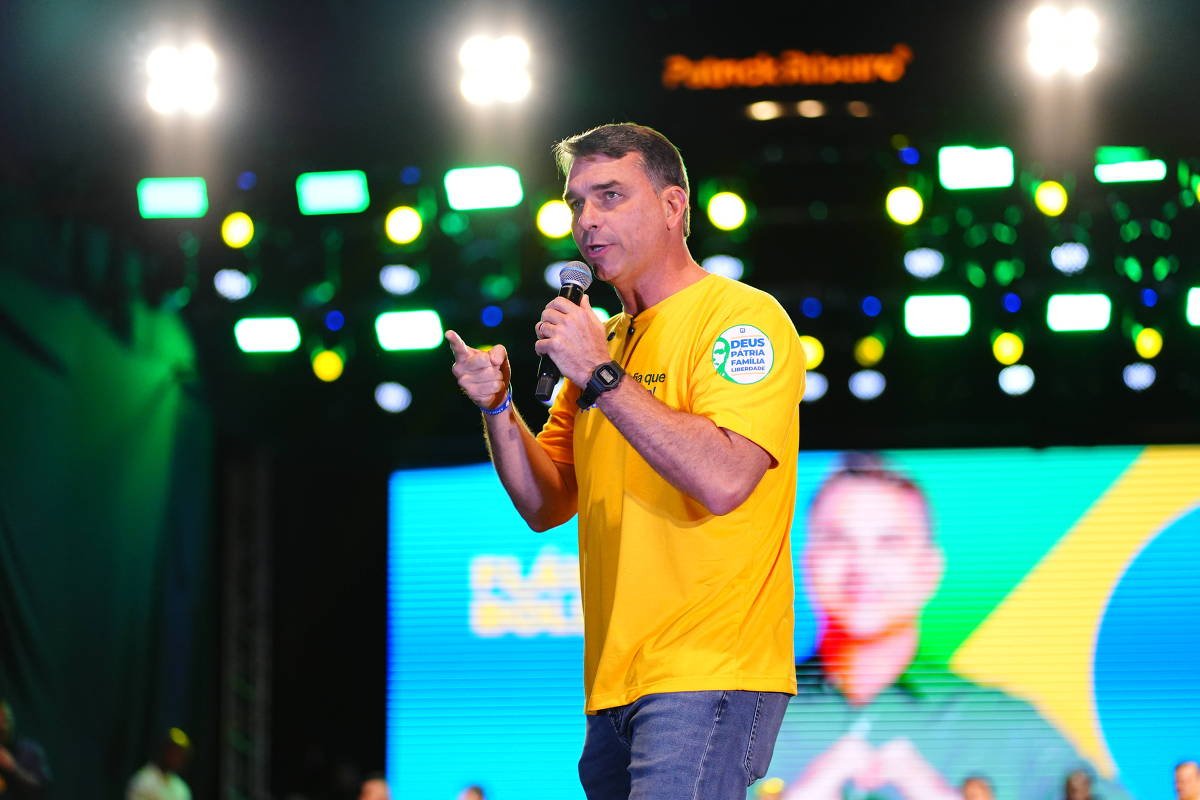 Flávio Bolsonaro diz que vai aceitar resultado das urnas e que TSE é diferente de 2022