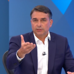 Flávio Bolsonaro critica Globo ao comparar filme em sabatina