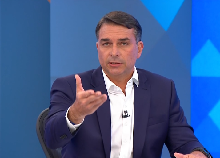 Flávio Bolsonaro compara filme com negócios da Globo em sabatina