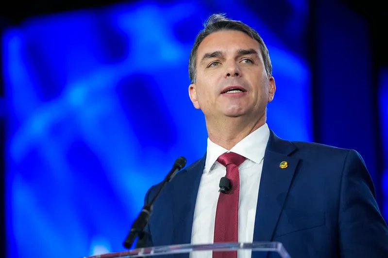 Flávio admite aceitar resultado eleitoral, mas critica TSE 2022