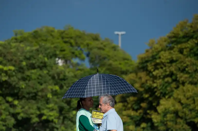 Frente Fria Gera Temporais e Queda de Temperatura no Brasil