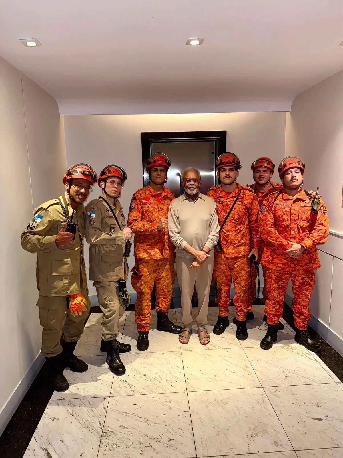 Gilberto Gil é socorrido em elevador por Bombeiros no Rio