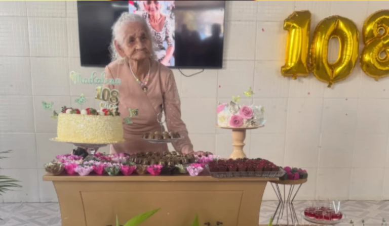 Mulher mais velha de Goiás comemora 108 anos com churrasco e bolo