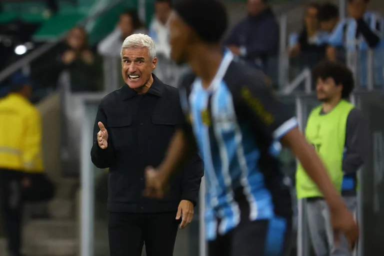 Grêmio vira diante da Chapecoense e fica com moral alta antes do Gre-Nal da Copa do Brasil