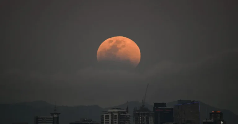 Guia para Observar o Eclipse Lunar Parcial e Lua de Sangue em Agosto
