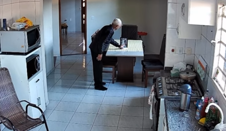 após 64 anos de casamento, idoso beija foto da esposa falecida: "Saudades"