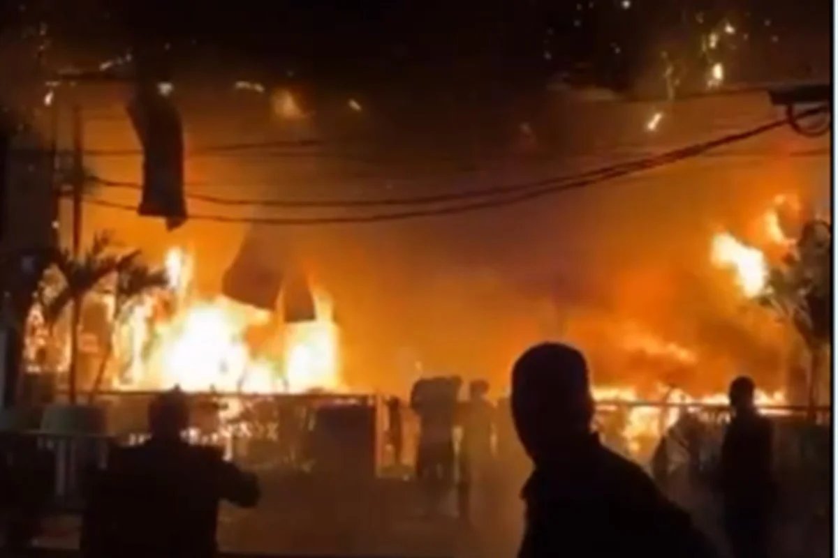 Incêndio de grandes proporções atinge bar na Barra da Tijuca, no Rio