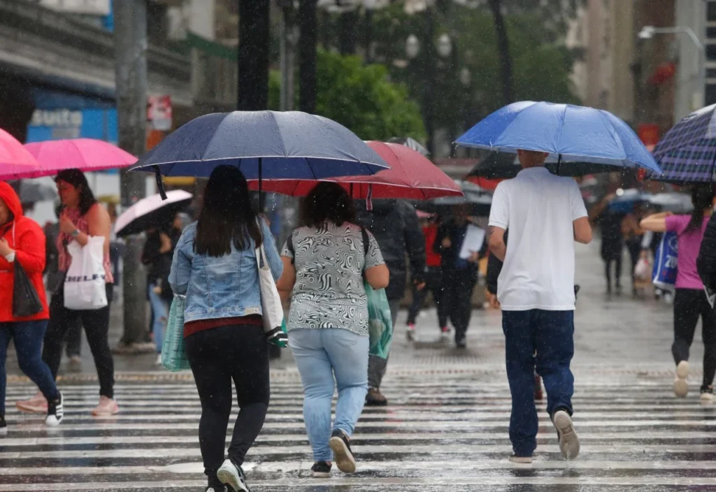 Inmet emite alerta de vendavais; descubra os estados afetados