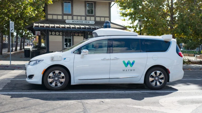 Juiz proíbe Waymo de carregar veículos à noite em Santa Monica