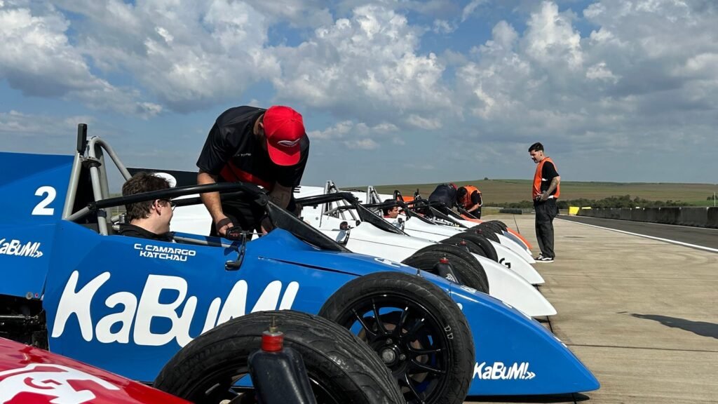 Logitech leva gamers à experiência de pilotos no G Racing Series