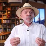 Lula exibe livros lidos na prisão em horário eleitoral 2024