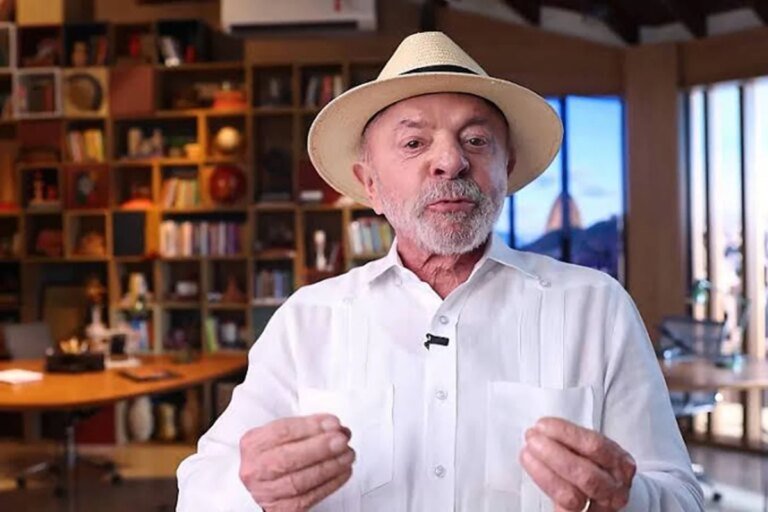 Lula vai aparecer no horário eleitoral com livros que leu na prisão