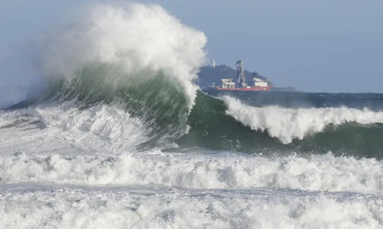 Marinha Alerta para Ondas Fortes no Litoral de SP e RJ
