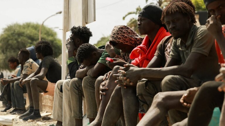 Migrantes enfrentam fome e sede enquanto aguardam asilo em Ceuta