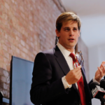 Milo Yiannopoulos, comentarista britânico, é preso pelo ICE Milo Yiannopoulos, comentarista britânico, é preso pelo ICE