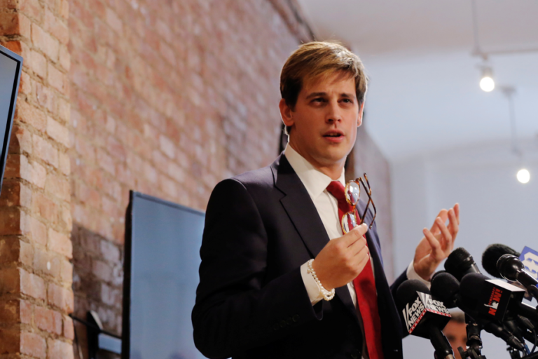 Milo Yiannopoulos, comentarista britânico, é preso pelo ICE