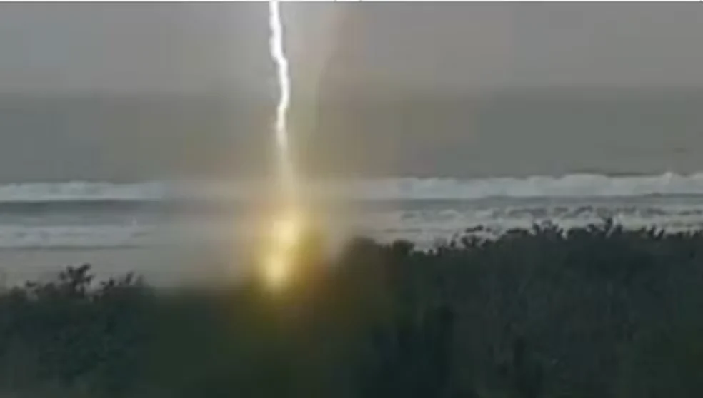 Mulher é fatalmente atingida por raio em praia de SC durante tempestade