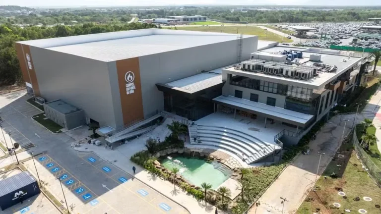 Nova megaigreja no ES inaugura lago, tecnologia e cafeteria