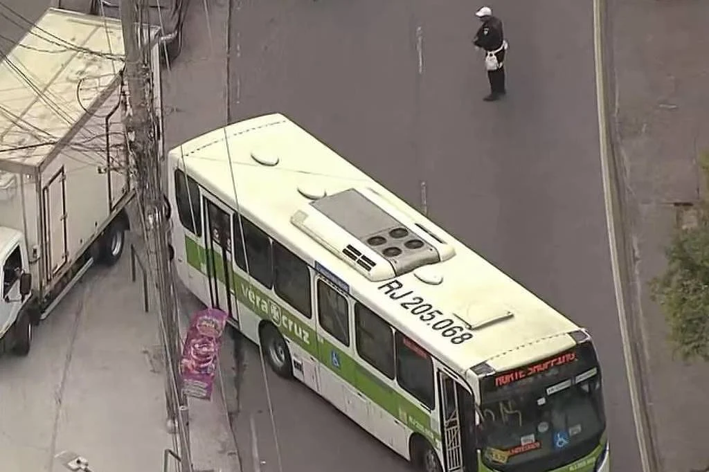 Ônibus sequestrados em RJ: barricadas surgem após operação policial