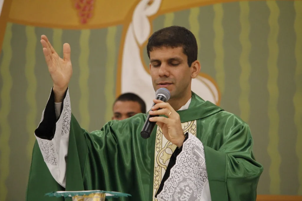 Padre é excomungado por ligações com grupo ultraconservador em SP