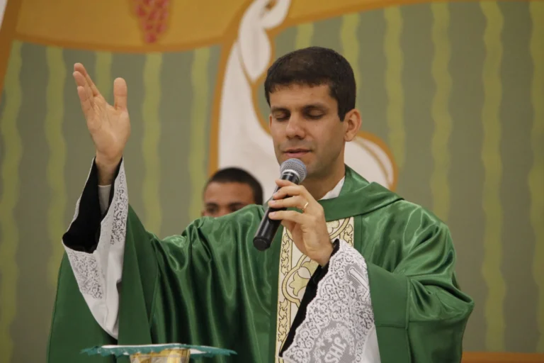 Padre é excomungado por ligações com grupo ultraconservador em SP