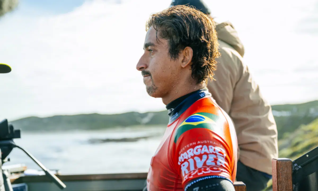 Samuel Pupo é superado por Alan Cleland em Teahupo’o desafiador