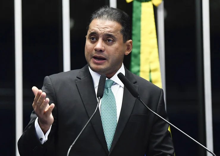 PF põe senador sob suspeita de tentar interferir em investigação no Maranhão; Dino tira sigilo do caso