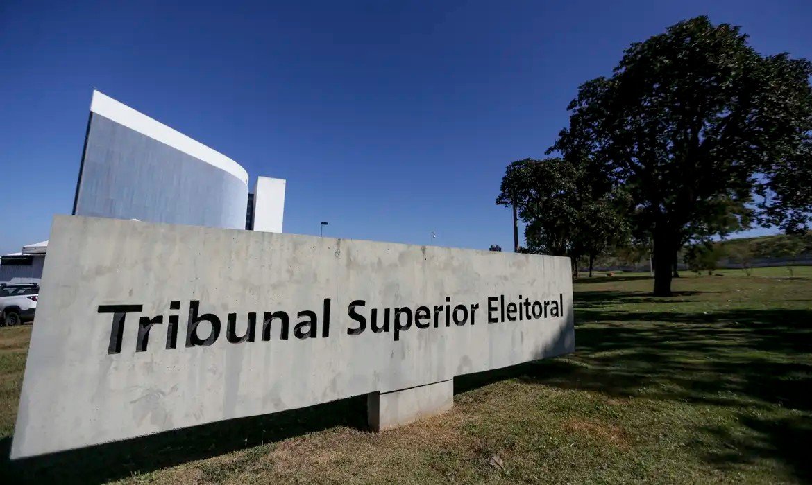 TSE suspende registros após filiação indevida de Flávio Bolsonaro