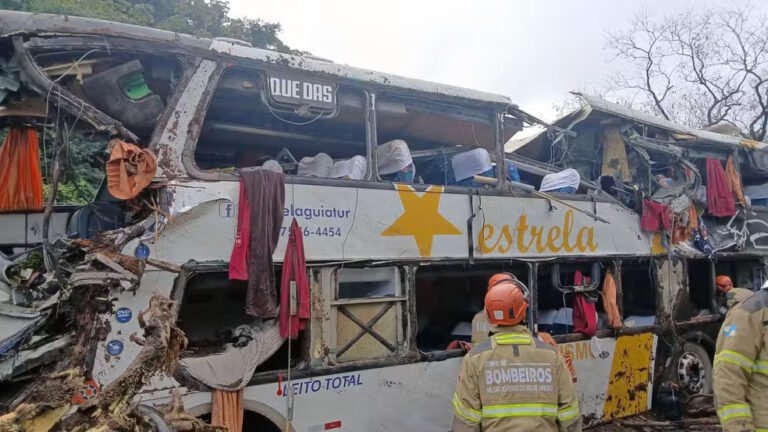 Acidente com ônibus de turismo deixa 9 mortos em Petrópolis