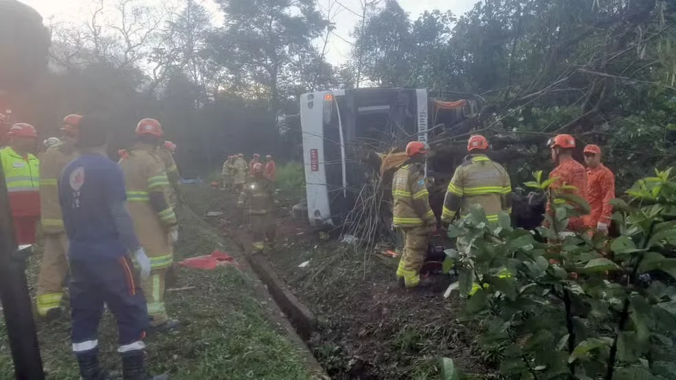 Tragédia em Petrópolis: ônibus de turismo provoca 9 mortes
