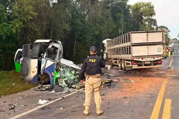Tragédia no Paraná: Acidente entre ônibus e carreta mata 23