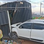 Três feridos em acidente de carro contra quiosque no DF