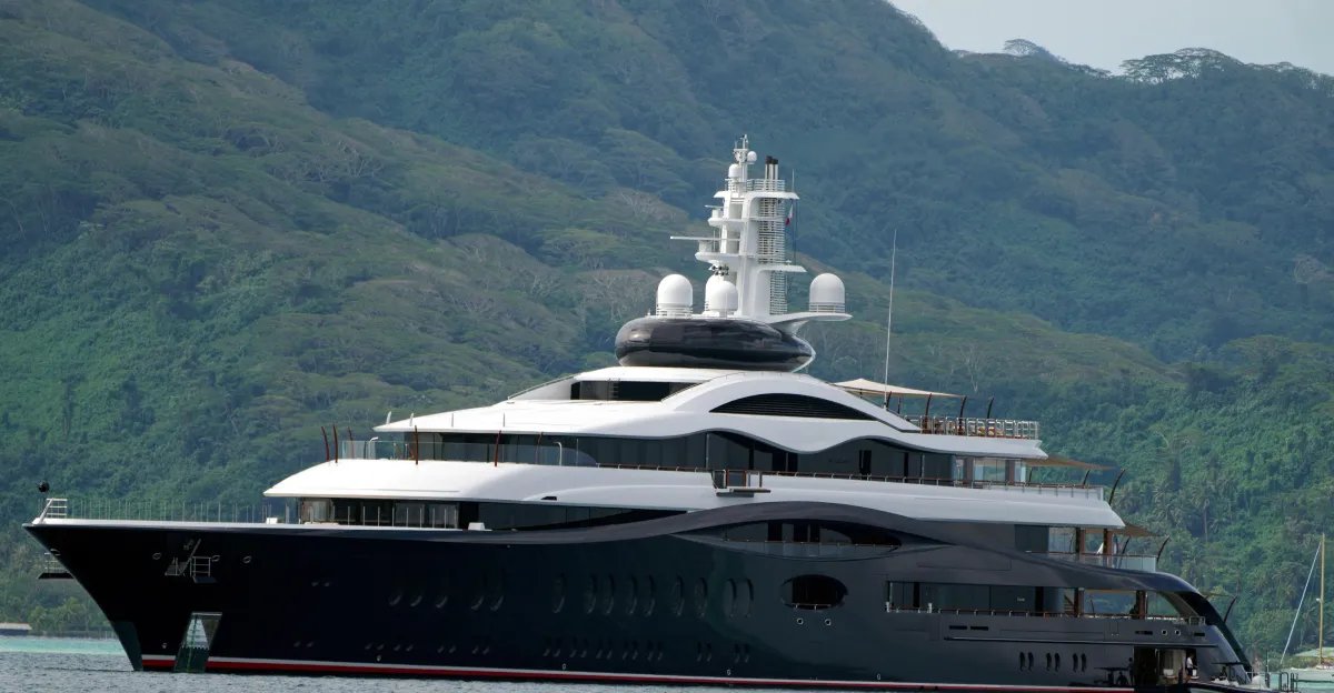 Yate de Zuckerberg estava próximo, mas outro resgatou barco à deriva