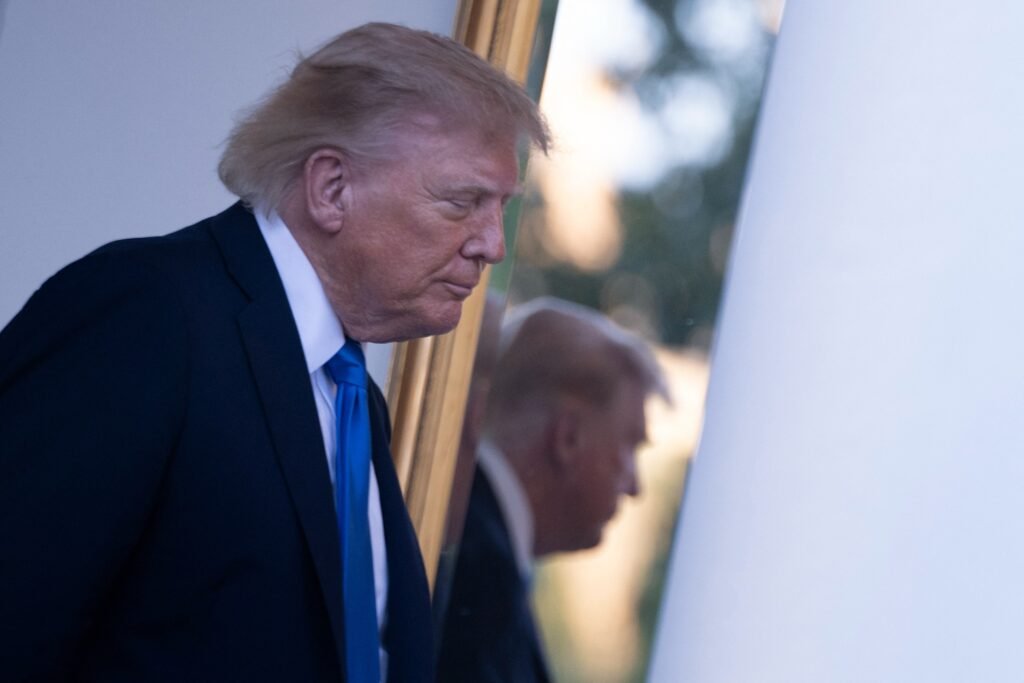Aprovação de Trump despenca para 33% devido à crise econômica