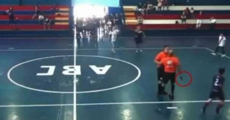 árbitro saca revólver durante partida de futsal e causa pânico