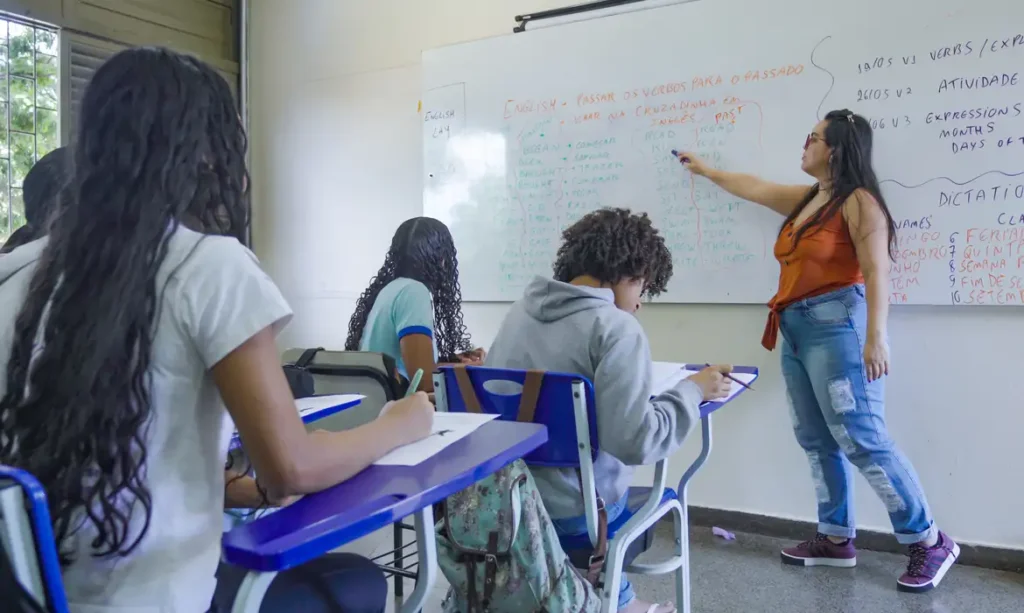 Aumento de Professores Experientes e Queda de Novos Entrantes
