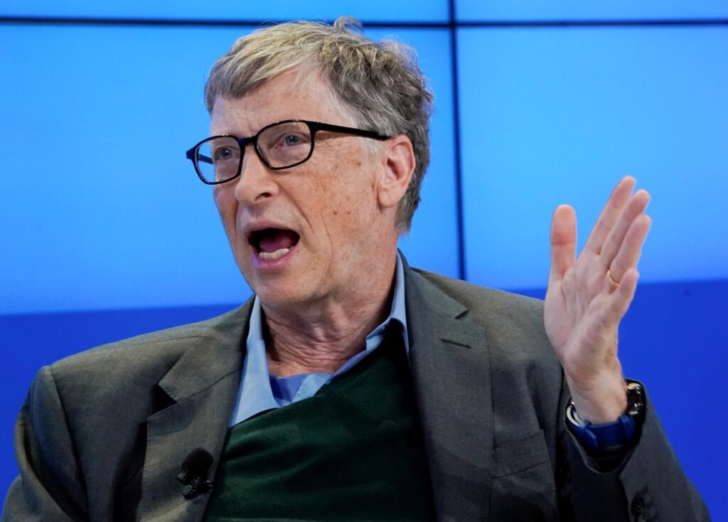 Bill Gates adverte sobre riscos da IA e pede regulamentação urgente