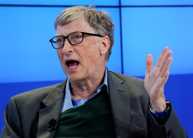 Bill Gates adverte sobre riscos da IA e pede regulamentação urgente