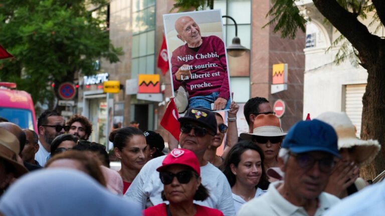 Corte da Tunísia confirma penas de até 45 anos para opositores
