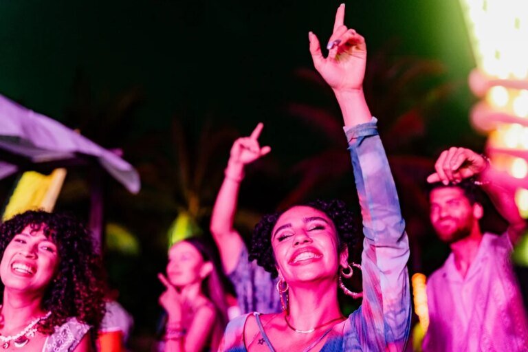 confira inspirações de cabelo e maquiagem para curtir o evento
