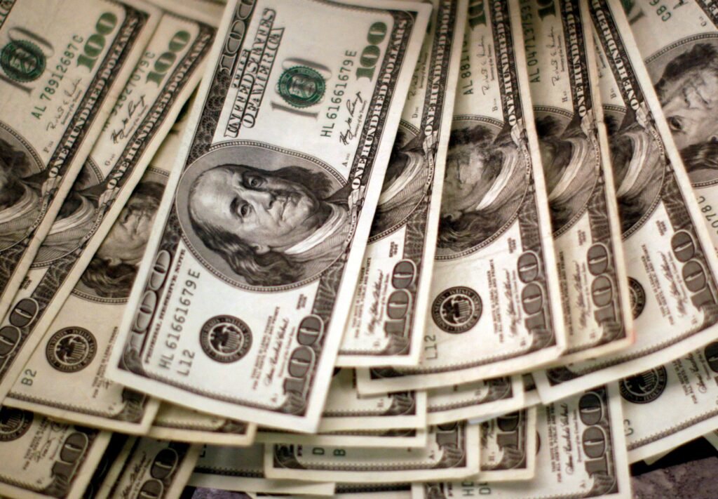 Dólar inicia a terça em queda, influenciado pelo petróleo e eleições