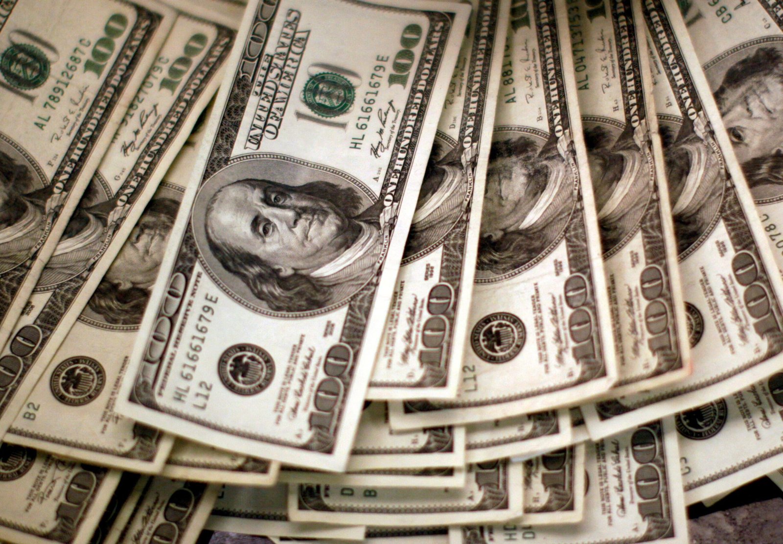 Dólar inicia a terça em queda, influenciado pelo petróleo e eleições