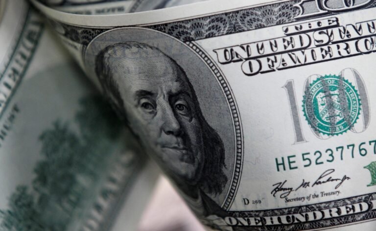 Dólar recua enquanto Ibovespa sobe; EUA e Congresso em destaque