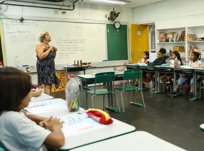 Educação em SP e RJ: Queda na Percepção de Melhoria em 4 Anos