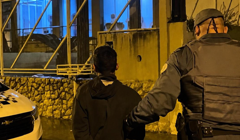 Grávida liga para polícia e pede pizza para escapar de agressão
