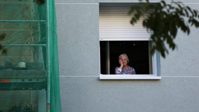 Idosa espanhola de 87 anos volta para casa após acordo judicial