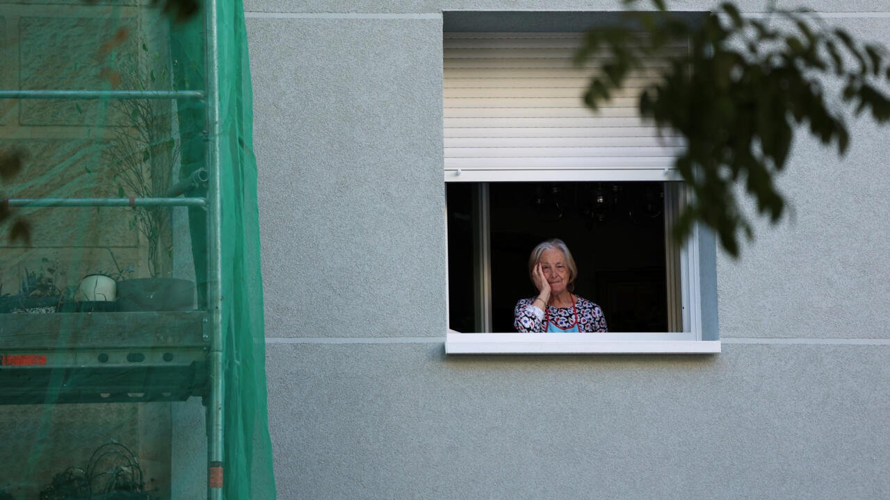Idosa espanhola de 87 anos volta para casa após acordo judicial